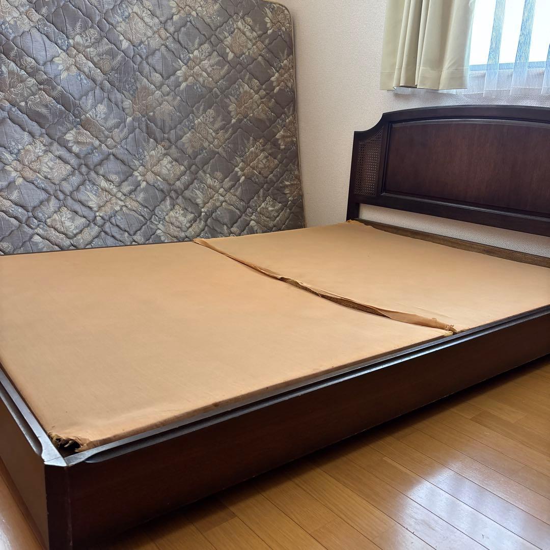 シモンズ ダブルベッド（フレーム+マットレス）※ 床板破損あり アンティーク家具