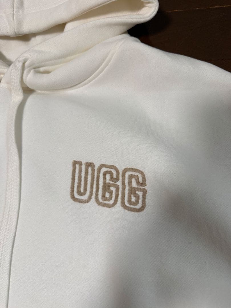 UGG アグ　ロゴ　フーディ　レディース　サイズS 新品未使用