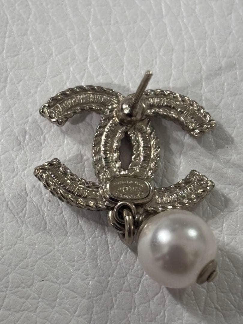 CHANEL CCロゴ パールチャーム ピアス