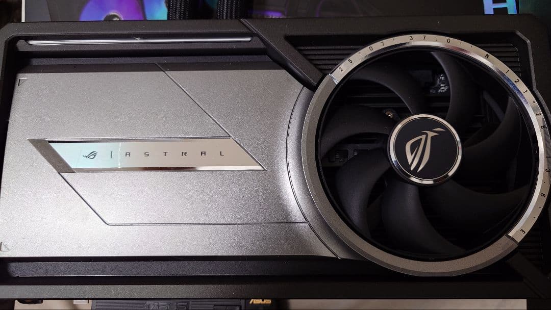 外箱難あり、小傷あり。ROG Astral GeForce RTX5090水冷