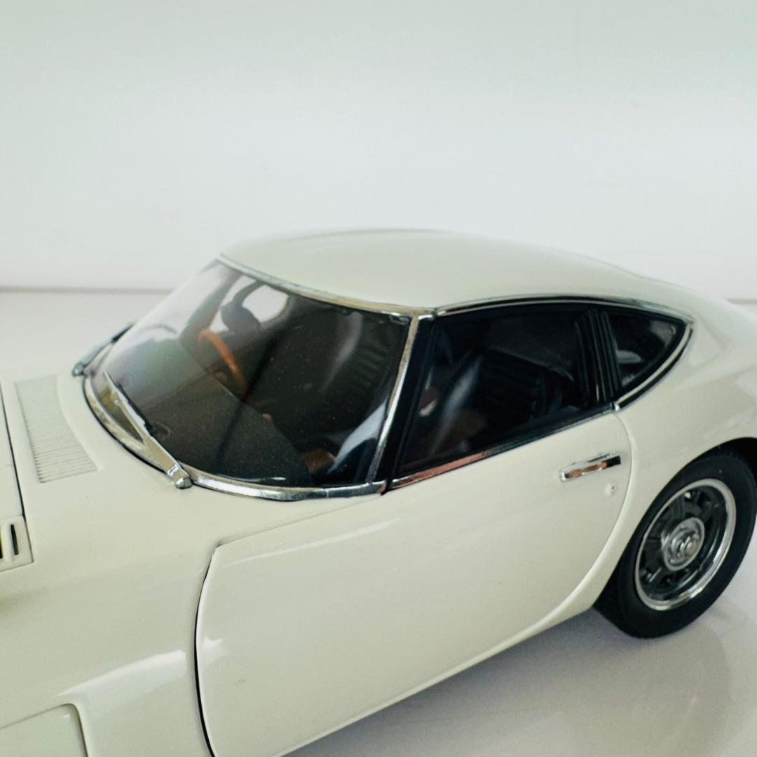 美品 1/18 オートアート トヨタ 2000GT クーペ ホワイト