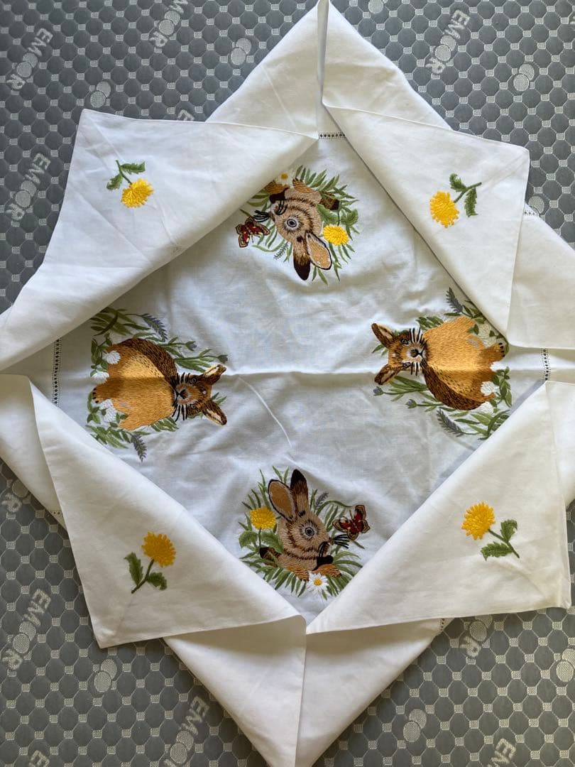 ウサギ刺繍のテーブルクロス87x87cm