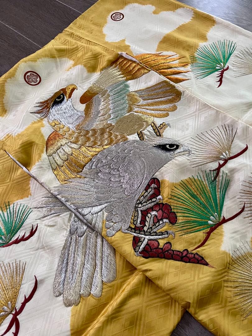 黄色の鷹と松刺繍着物 初宮参り 高品質 あつらえ品(オーダーメイド)