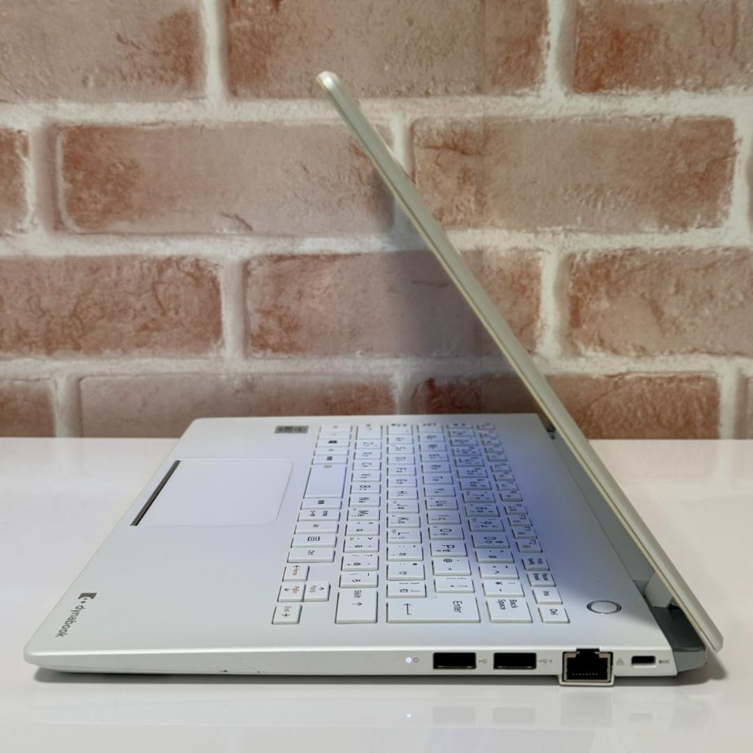 ★第10世代i7★ 超軽量766g メモリ16GB dynabook F68