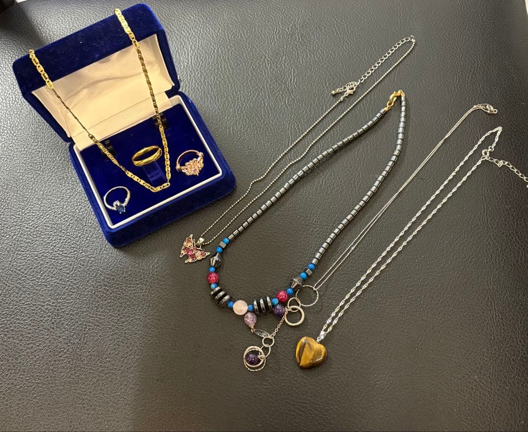 ダ*オ様 遺品生前整理多色ビーズとハート型ペンダントとゴールドネックレまとめ売り