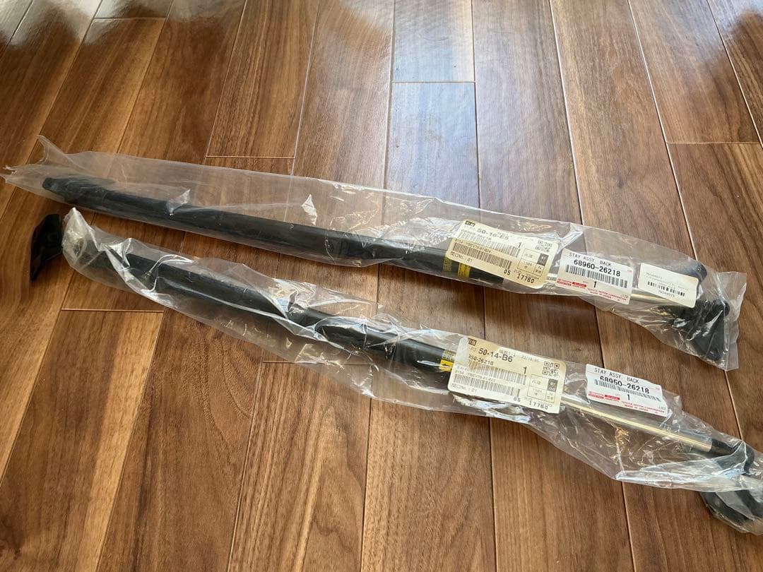 トヨタ純正部品 68950-26218と68960-26218