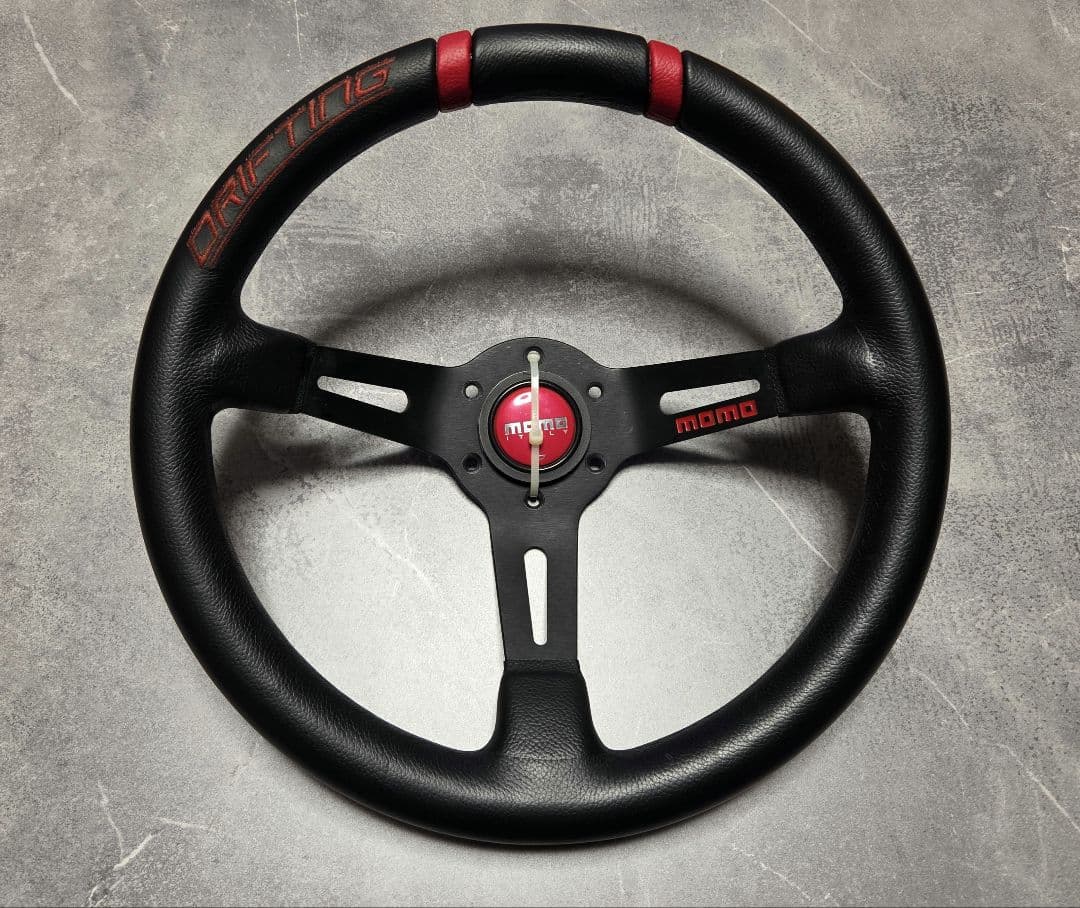 momo ステアリング DRIFTING