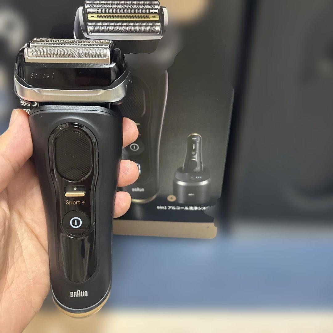 Braun Series 9 Sport+ メンズシェーバー　本体と充電スタンド