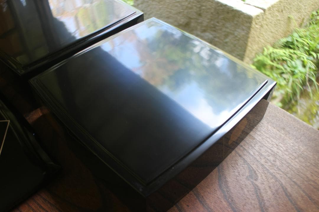 デッドストック！上質内朱黒漆に優美な梅蒔絵の映える台付二段重（検輪島塗重箱お重