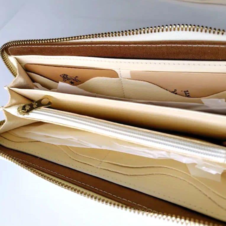 ★未使用★ イルビゾンテ アイボリー 長財布 ジッパー式