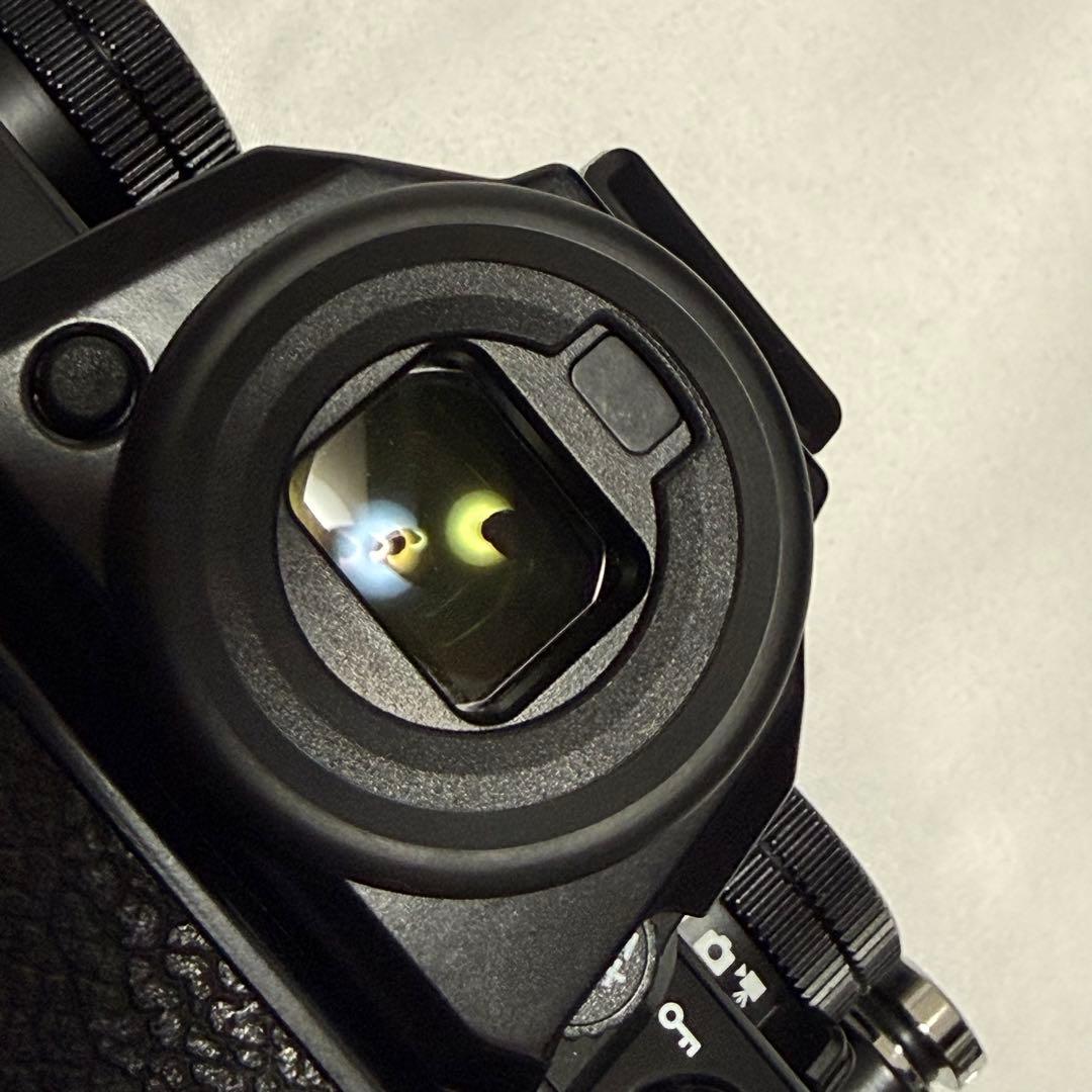 【美品】Nikon Zf ブラック ボディ　サムレスト、ボタンのおまけ付き