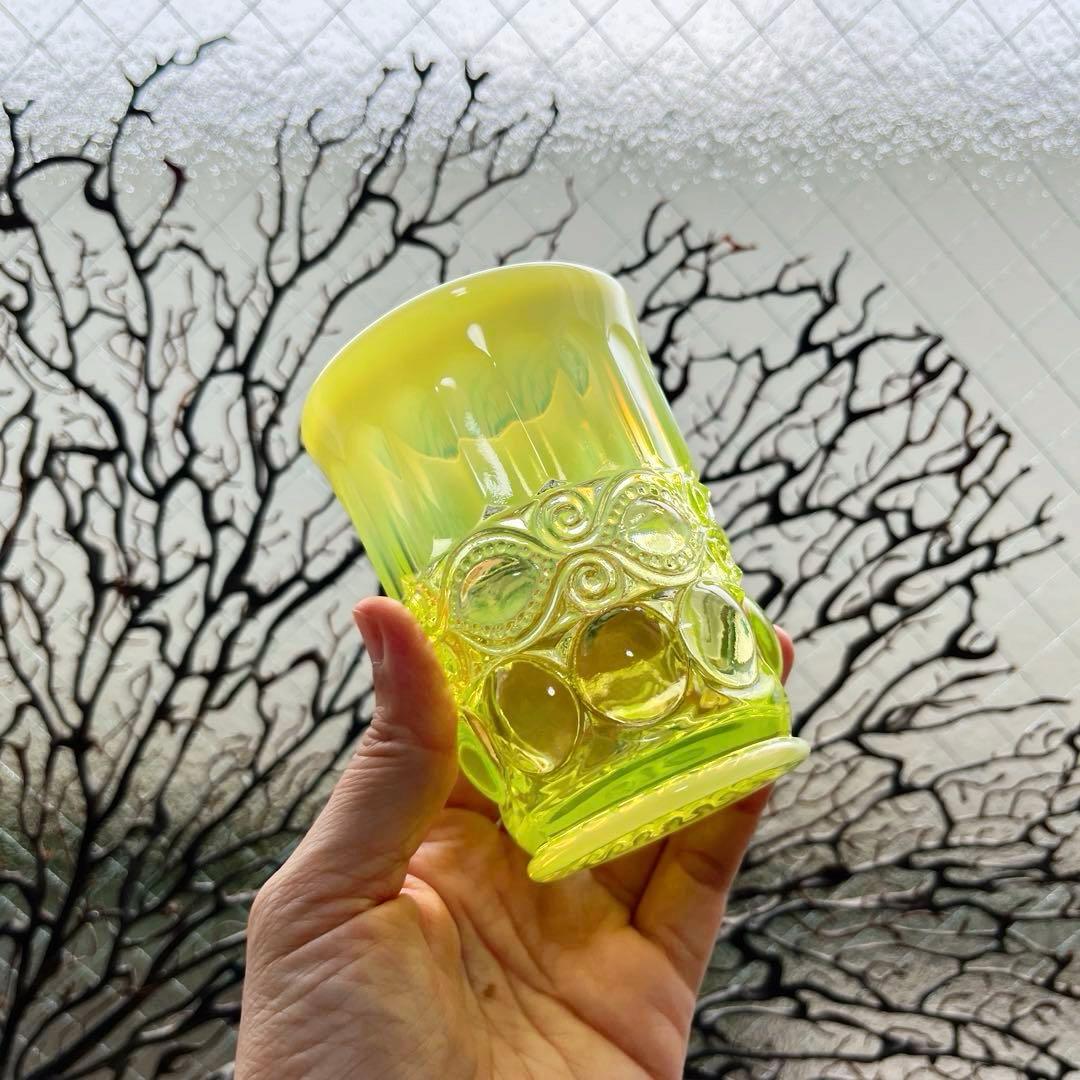 骨董　時代プレス　乳白色暈し　カナリアイエロー　コップ　ゴブレット　ウラン