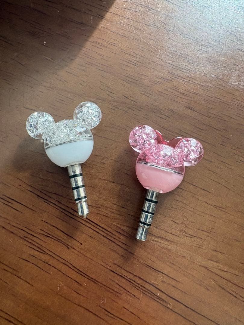 F07E docomo 卓上フォルダ　イヤホンジャック　スマホピアス2個、箱付き