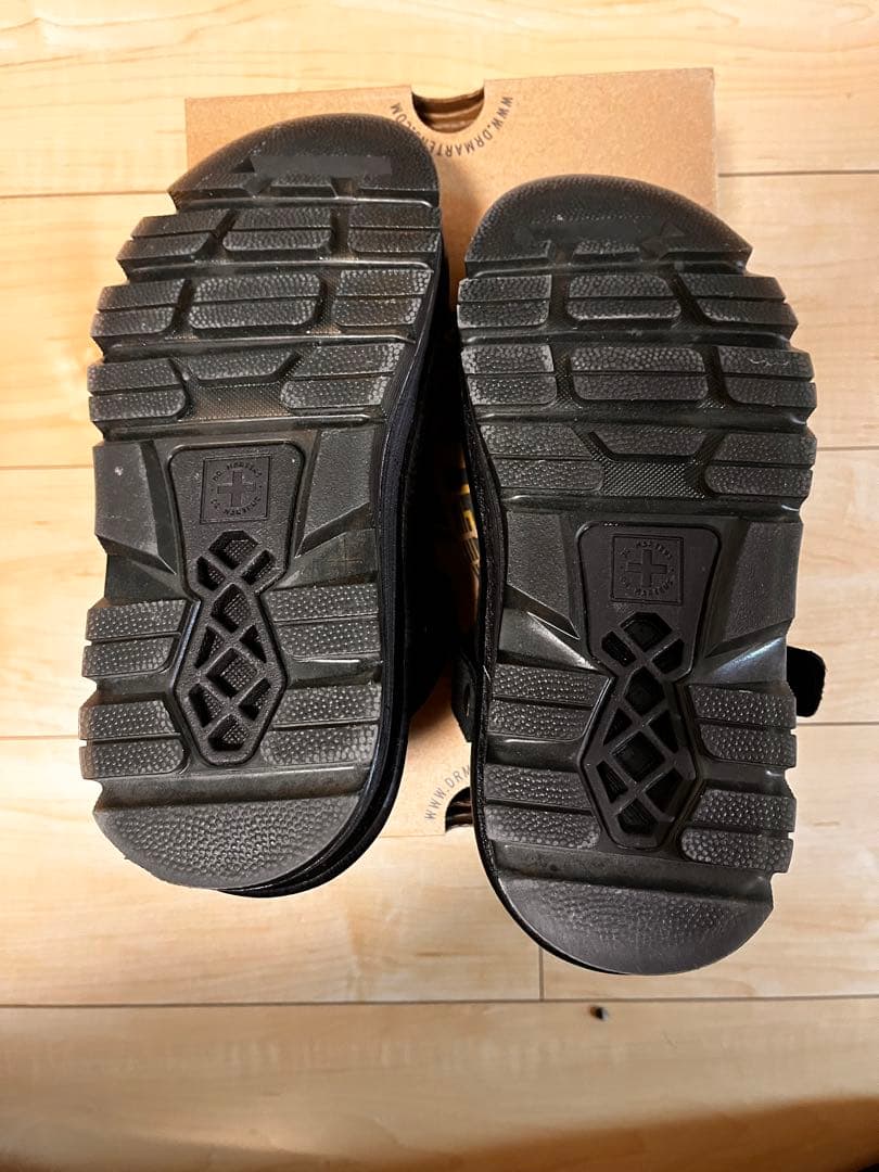 Dr. Martens ブラック スエード クロッグサンダル