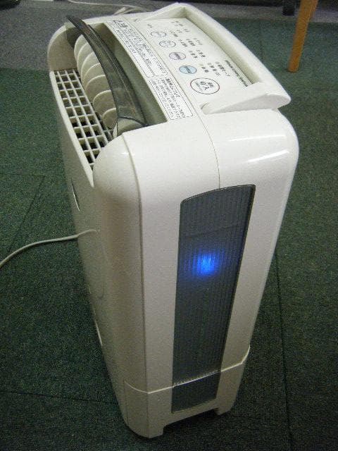 値下げです。12500を10000へ！日立除湿機HJS-8L　2012年製。