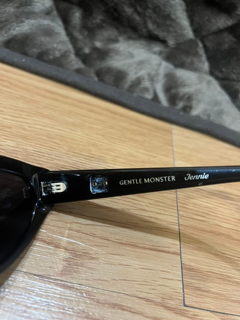 バッサーGENTLE MONSTER Jennie ブラックサングラス