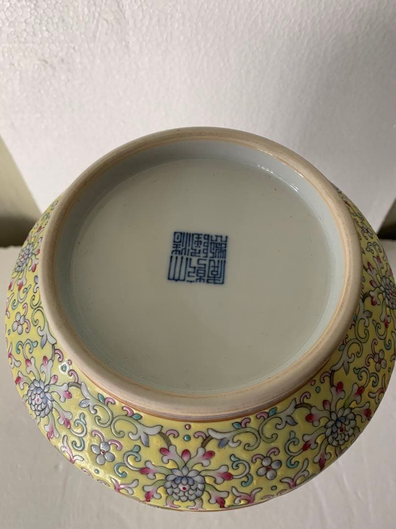 黄地粉彩纏枝蓮瓜菱開窓四季花題詩双耳賞瓶 清乾隆年製款 陶磁器 花瓶