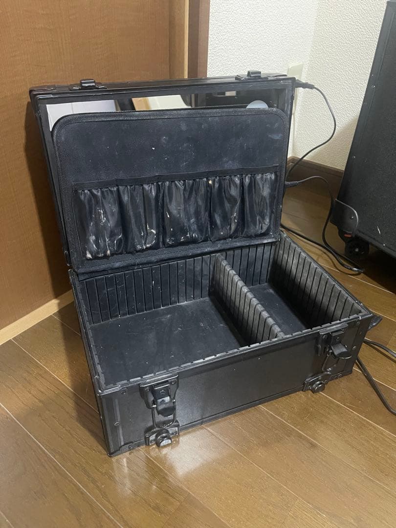 黒いメイクボックス ミラー付き メイクアップアーティスト専用化粧箱 可移動化粧台