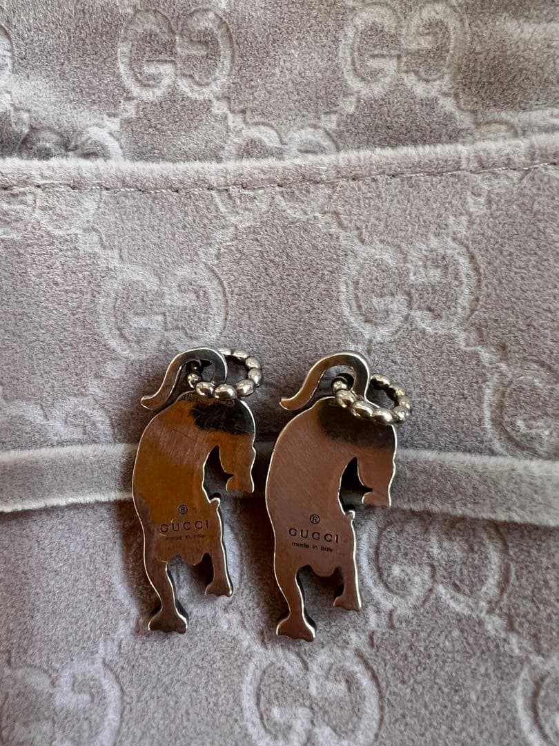 グッチbtsテテ着用 未使用に近いネックレスチャーム　レッド、グリーン２個セット