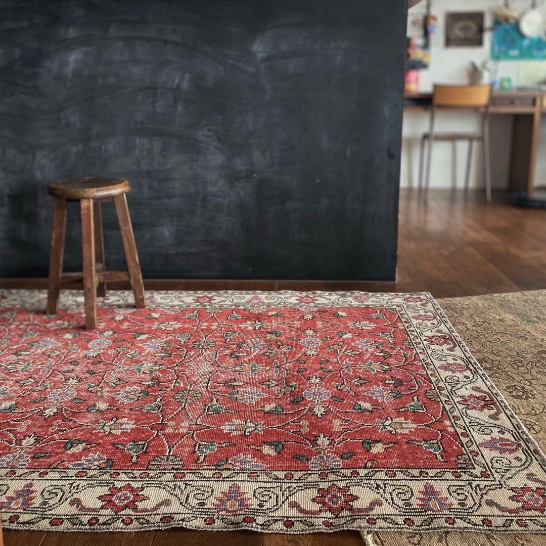 レッド花柄ヴィンテージラグ　トルコラグ　赤