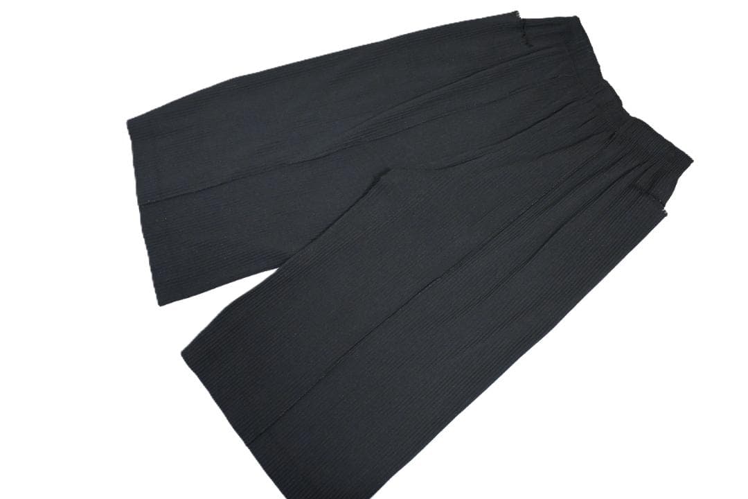 ＊ISSEY MIYAKE ＊ me クロップドパンツ ブラック