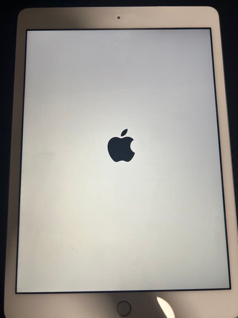 iPad (第８世代) 32GB Wi-Fi シルバー　キーボード＋カバー付き