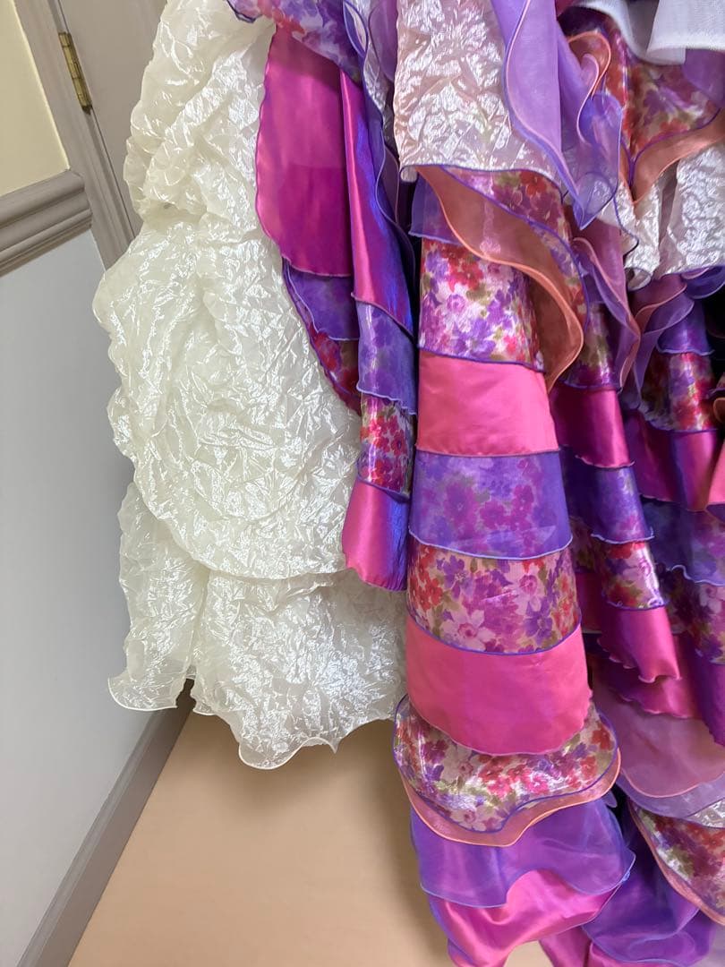 カラードレス 紫 白 フリル　ウェディングドレス　花柄　シュガーケイ？