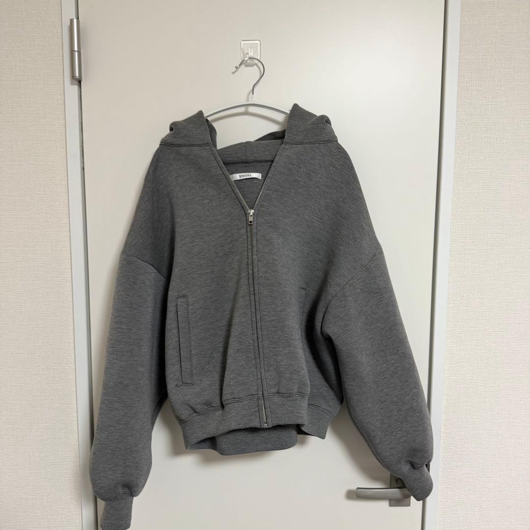 SNIDEL エンボスロゴフーディー グレー