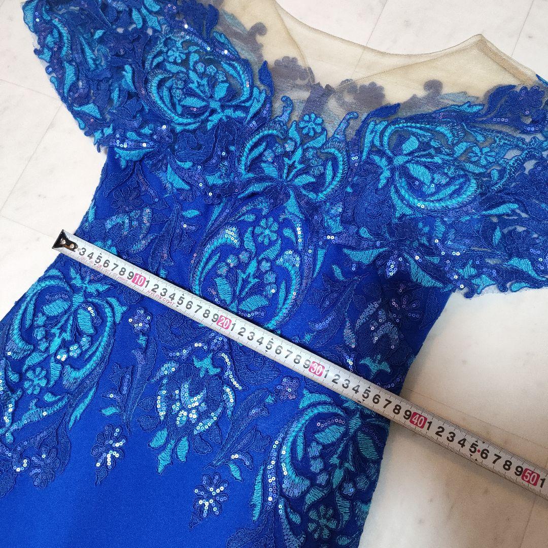 タダシショージ　青いオフショルダードレス