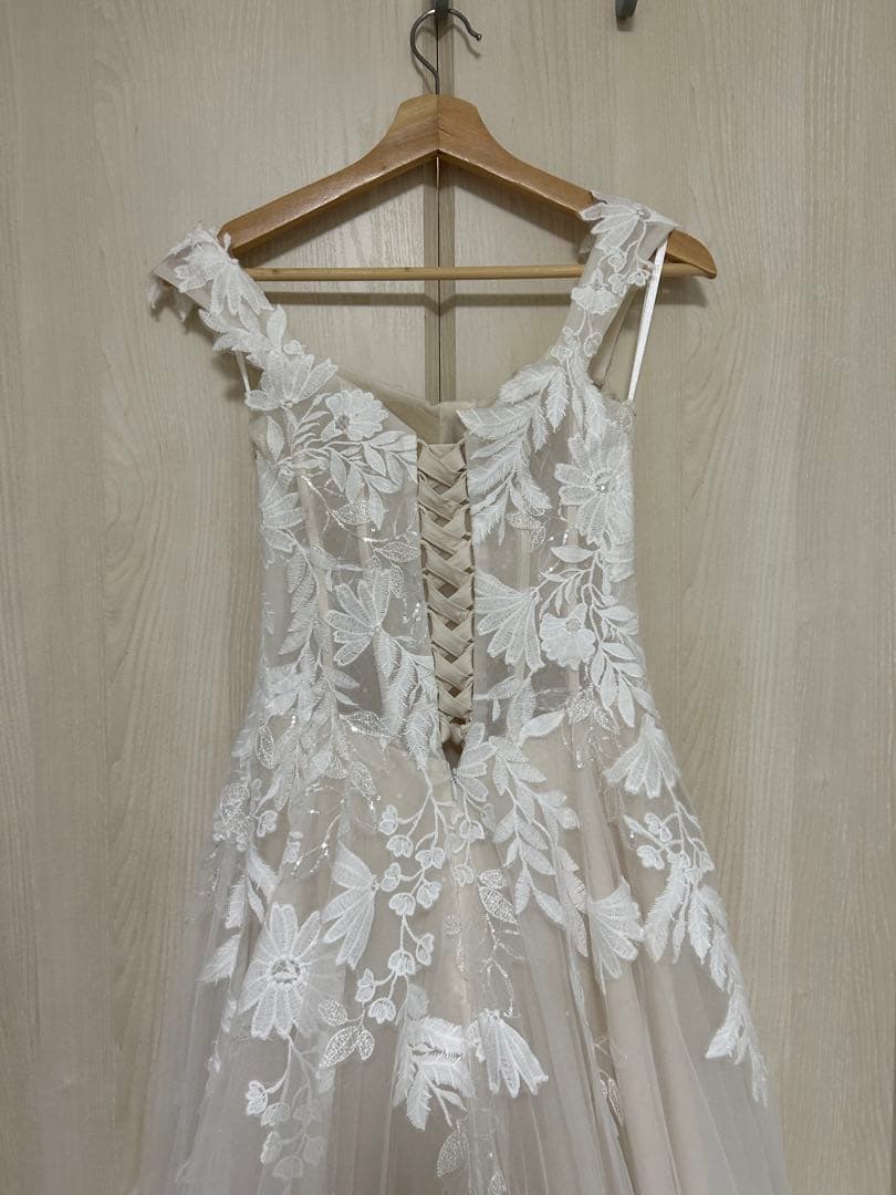 オフショルダー花柄刺繍ウェディングドレス