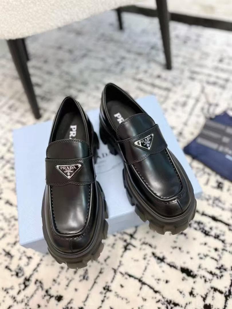 プラダ ブラックレザー ローファー