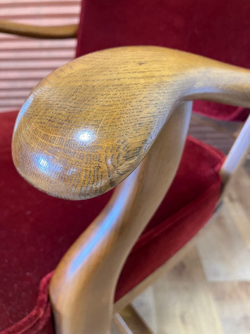 カリモク　コロニアルデスクチェアー　レッドモケット　アーム付き