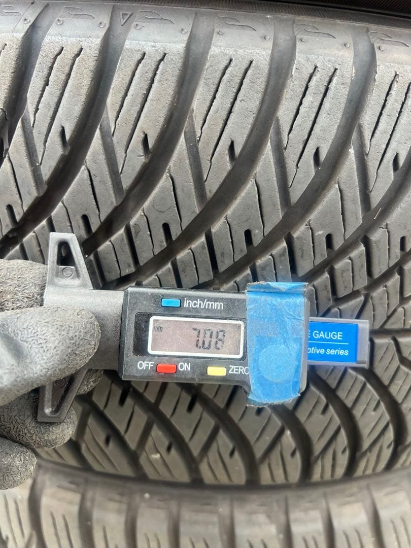 ヨコハマ　ブルーアース　4S aw21 215/60r17 24年製　バリ山