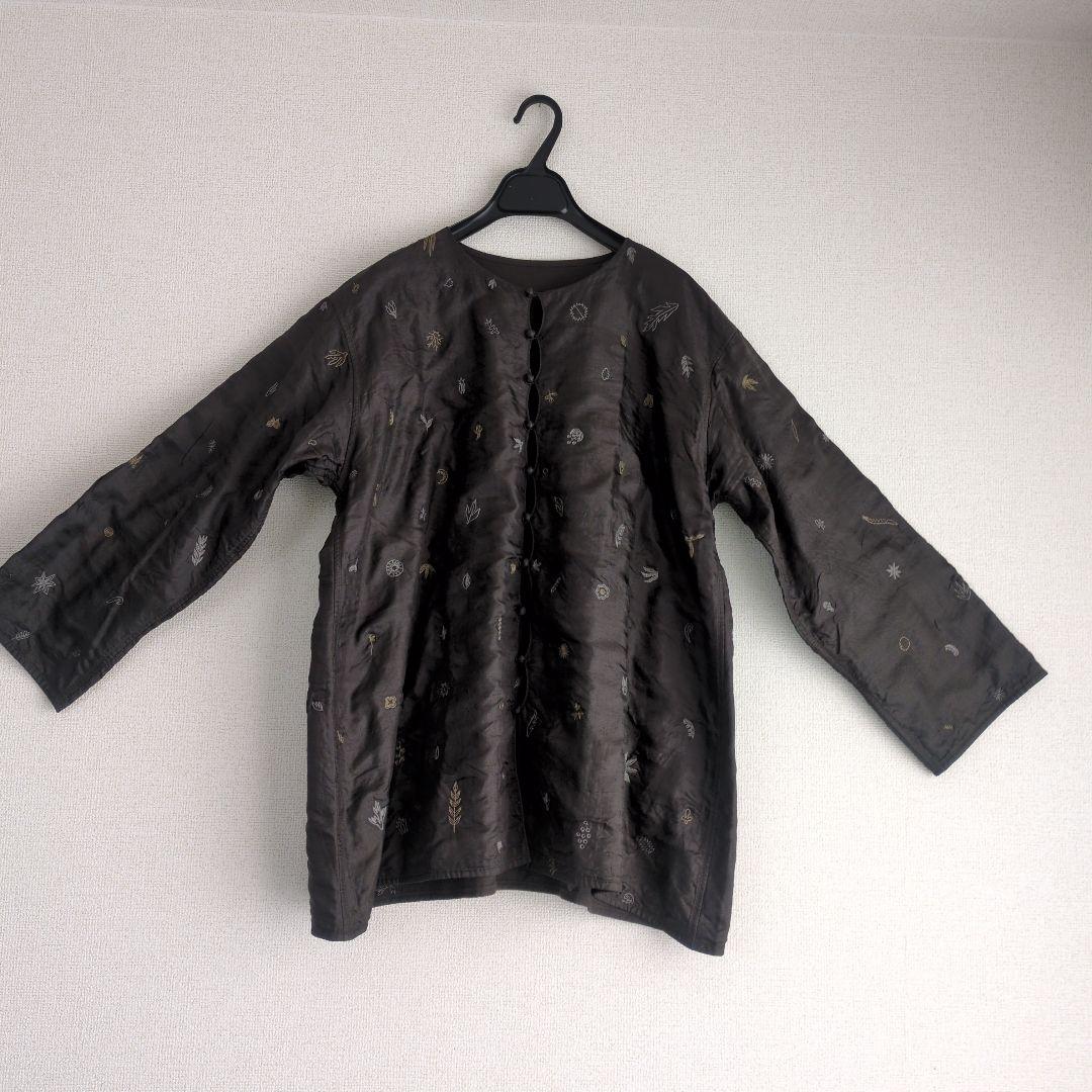 刺繍入りダークグレー長袖シャツ