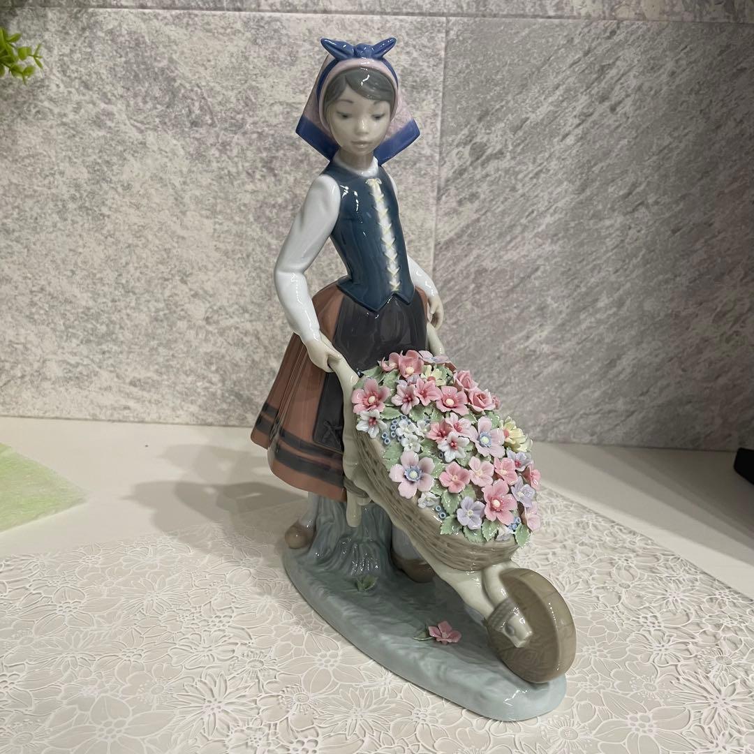 さら様　リヤドロ　LLADRO 花屋の姉妹シリーズ［花集め] [花車を押す少女]