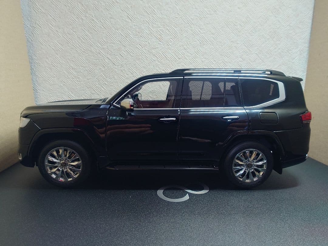 LCD Models 1/18 ランドクルーザー300 ZX