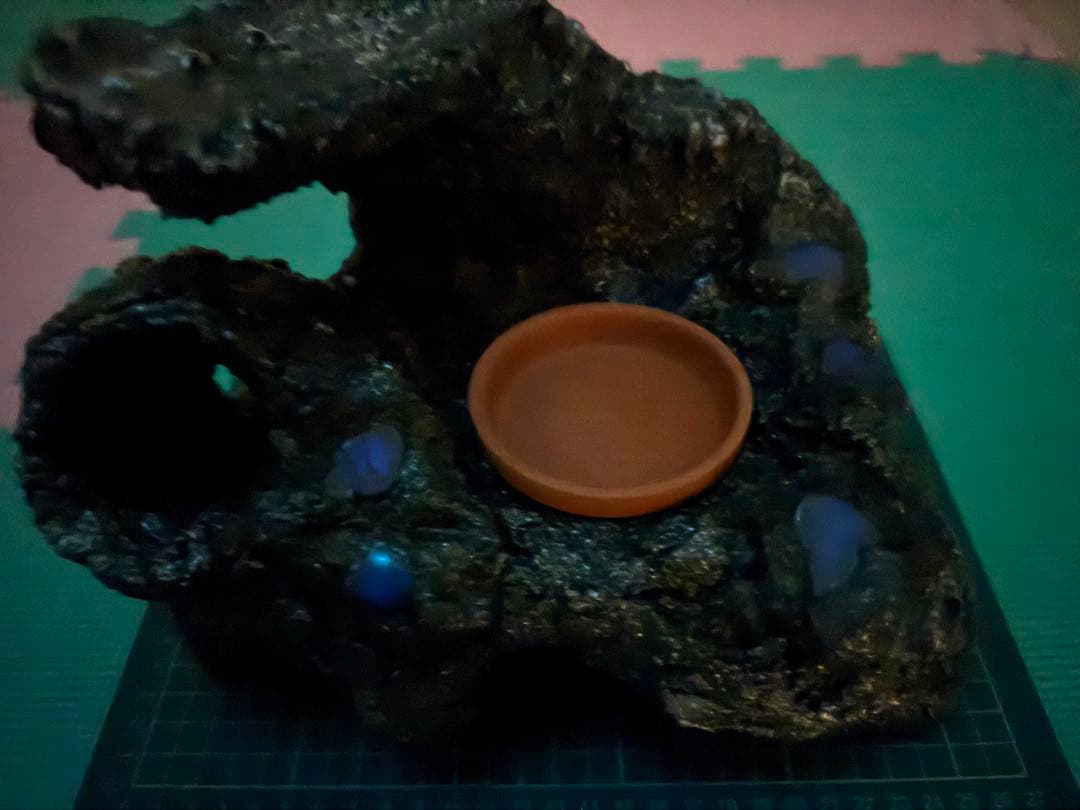 新春セール！！手作り爬虫類シェルター（ゴツゴツ岩感・陶器埋め込み）