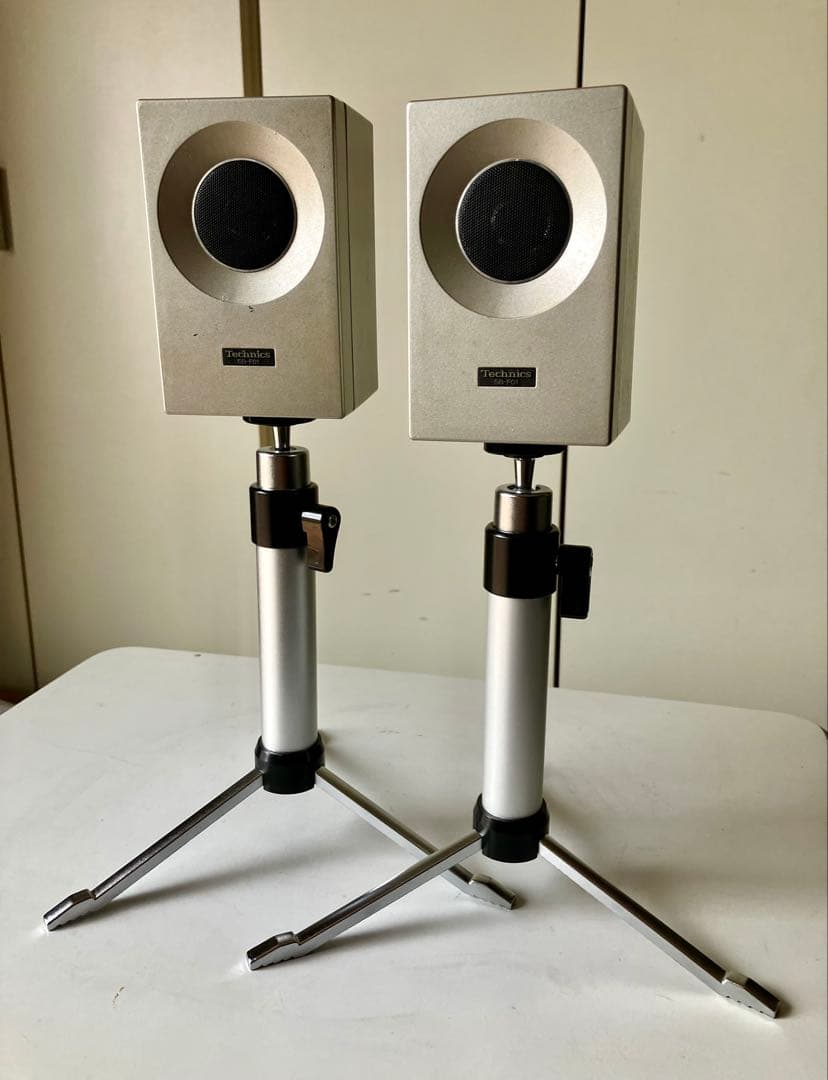 Technics SB-F01 マイクロスピーカー シルバー。スタンド付き。