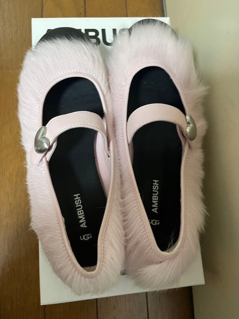 AMBUSH ピンクファーフラットシューズ
