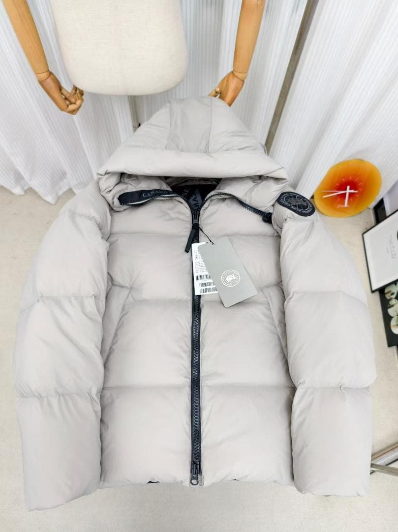 フード付きグレー ダウンジャケット