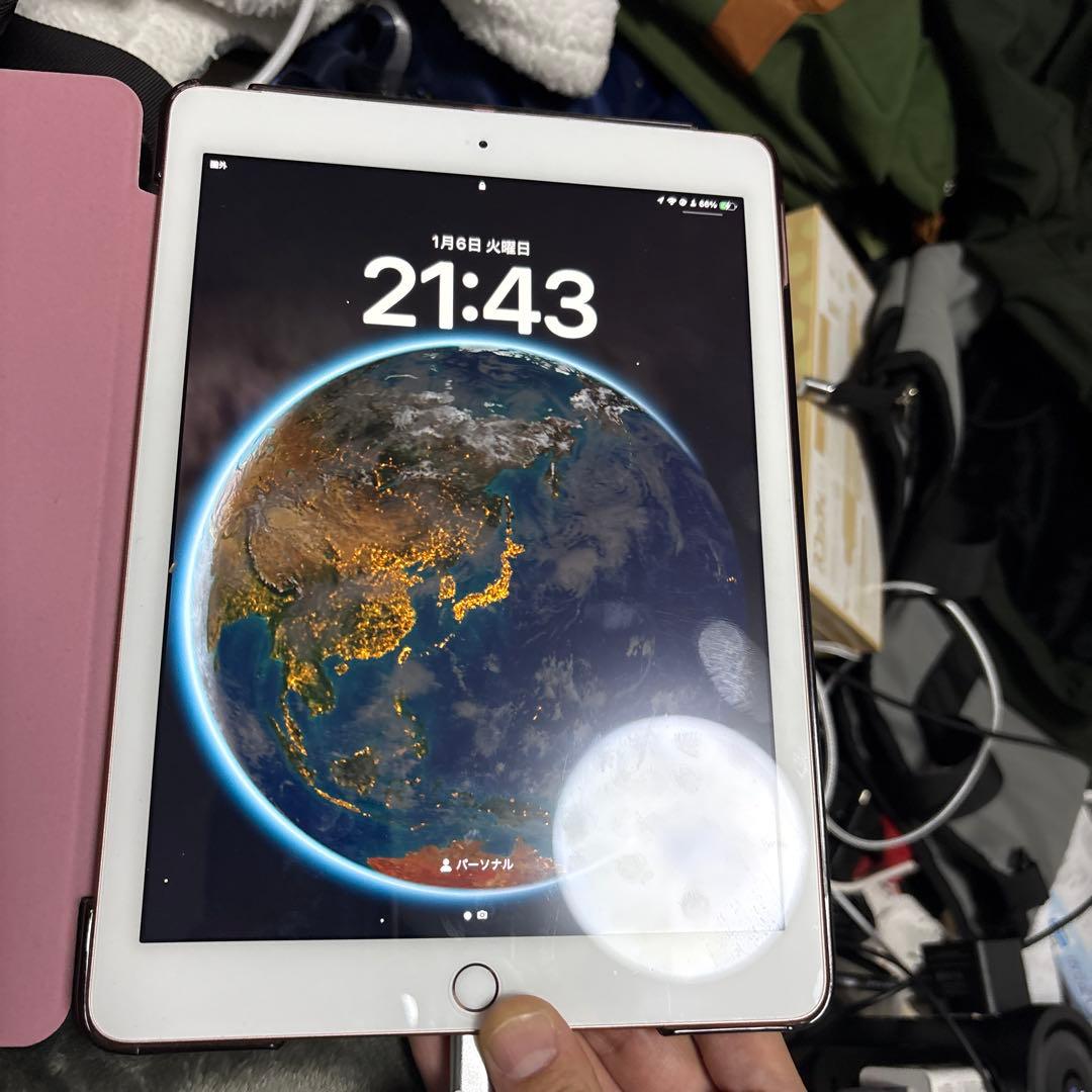 ホワイト iPad 本体 カバー付き　第六世代