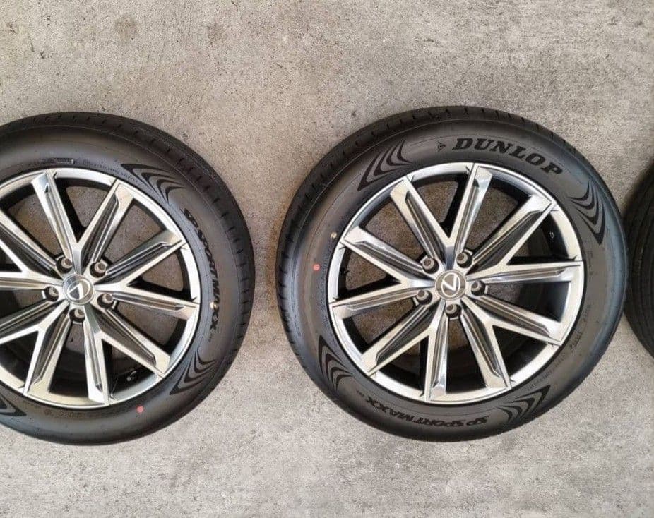 は*し様 レクサス　LBX　リラックス　純正18インチ　タイヤホイール　新車外し