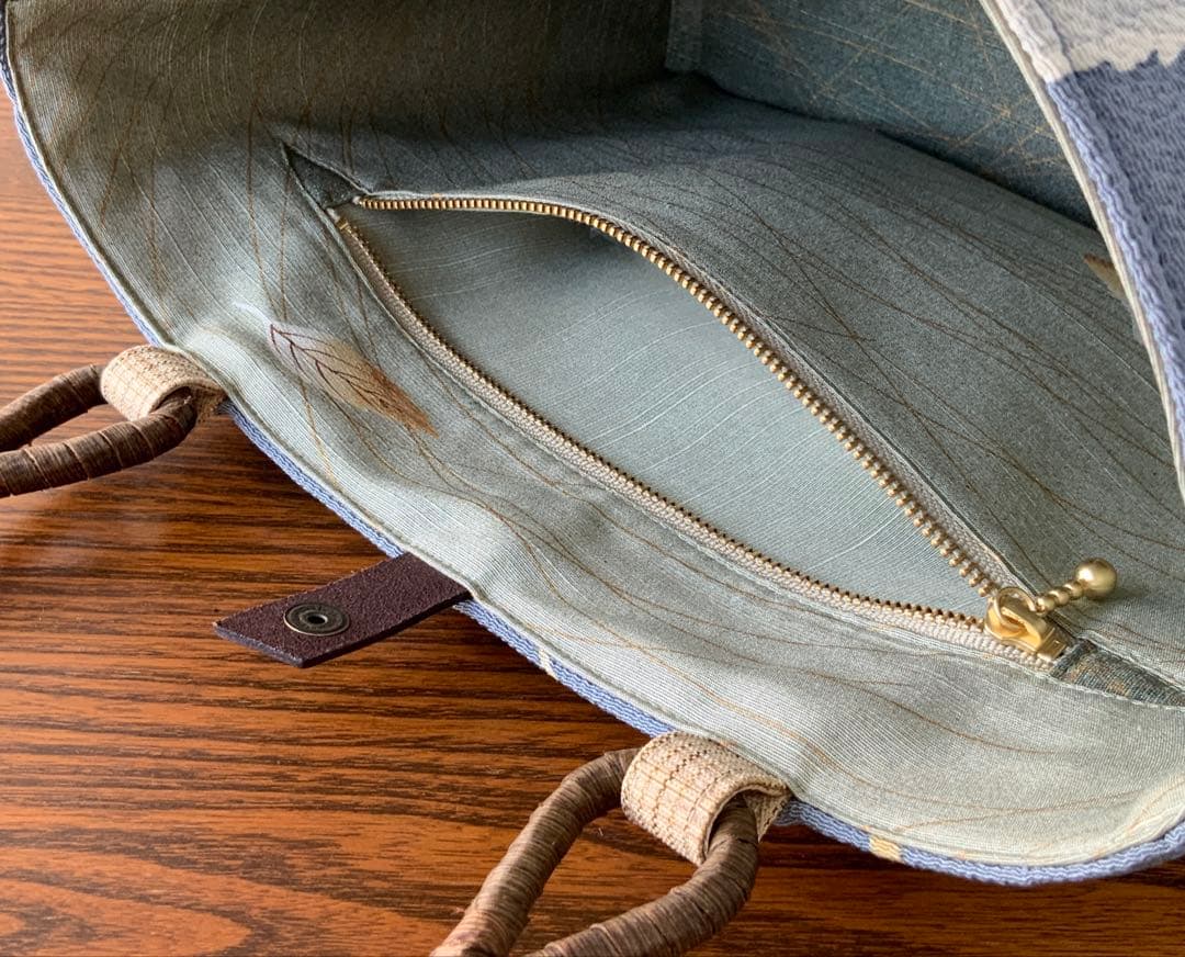 鬼しぼ縮緬　薄縹色に手描きの葉文　リメイク　胡桃皮ハンドルバッグ　浅型マチ広め