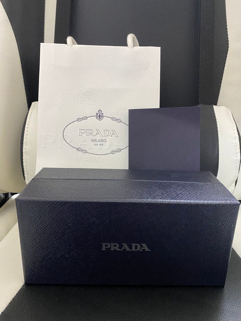 PRADA プラダ　トライアングルロゴサングラス