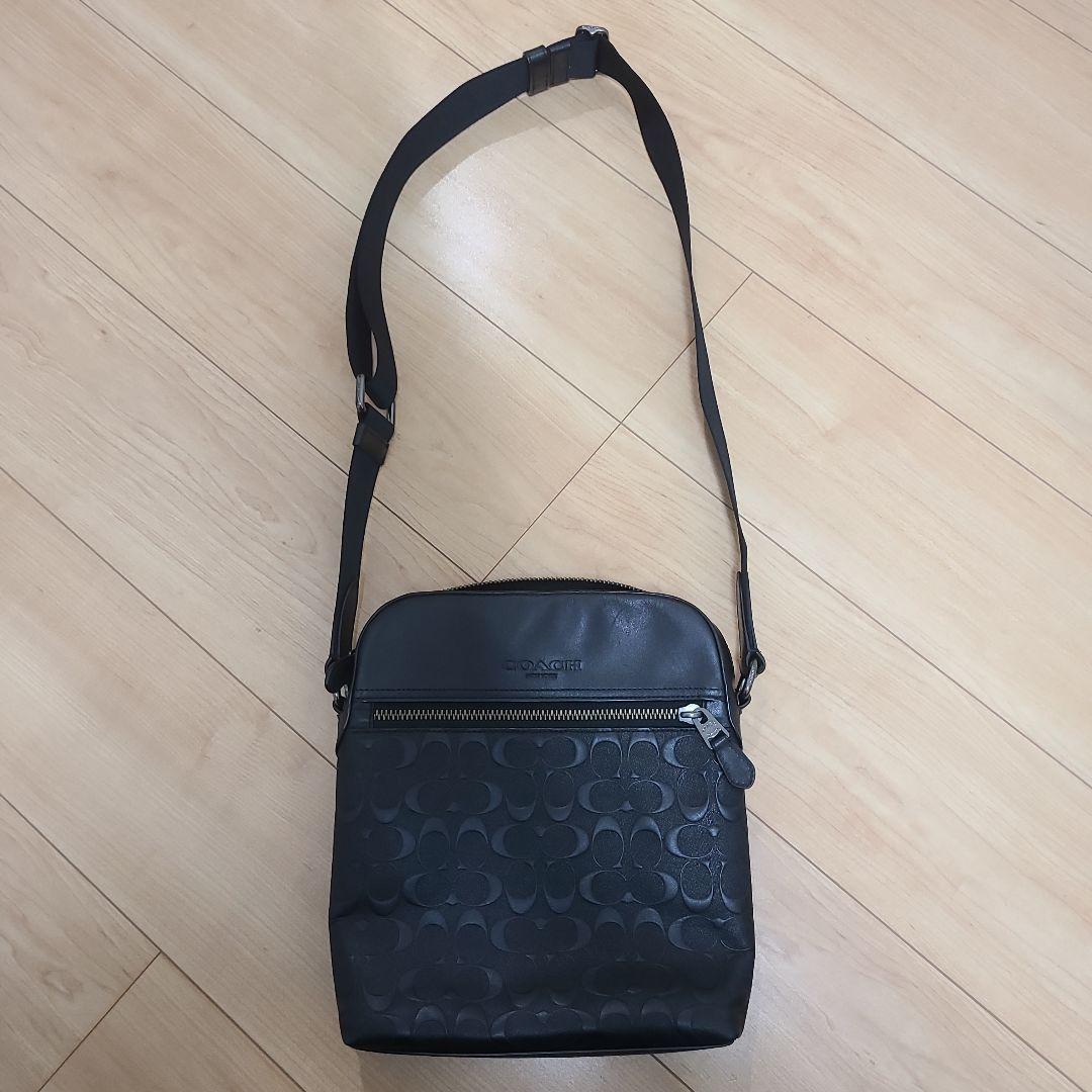 COACH肩掛けカバン　ブラック