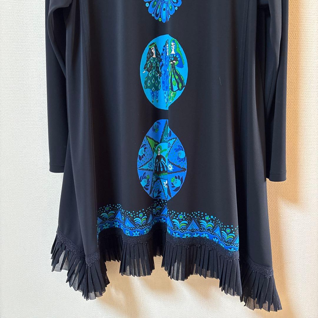 【未使用に近い】✨トクコプルミエヴォル✨黒地鮮やかなブルー系プリントチュニック❣️