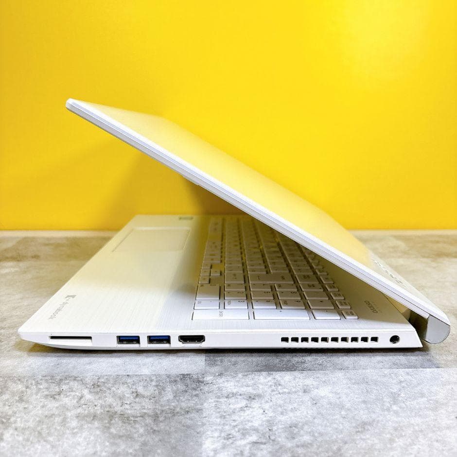 おしゃれなホワイト❣新品SSDで快適✨カメラ付き 薄型ノートパソコン Win11