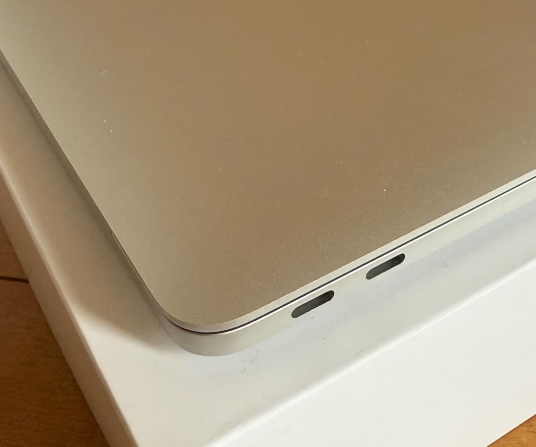 美品 - Macbook Pro 4K - Office 2024 付き