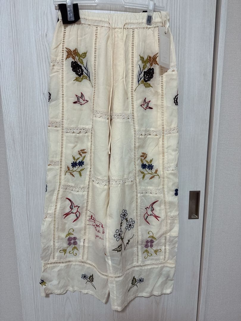 トゥデイフル　刺繍　パンツ