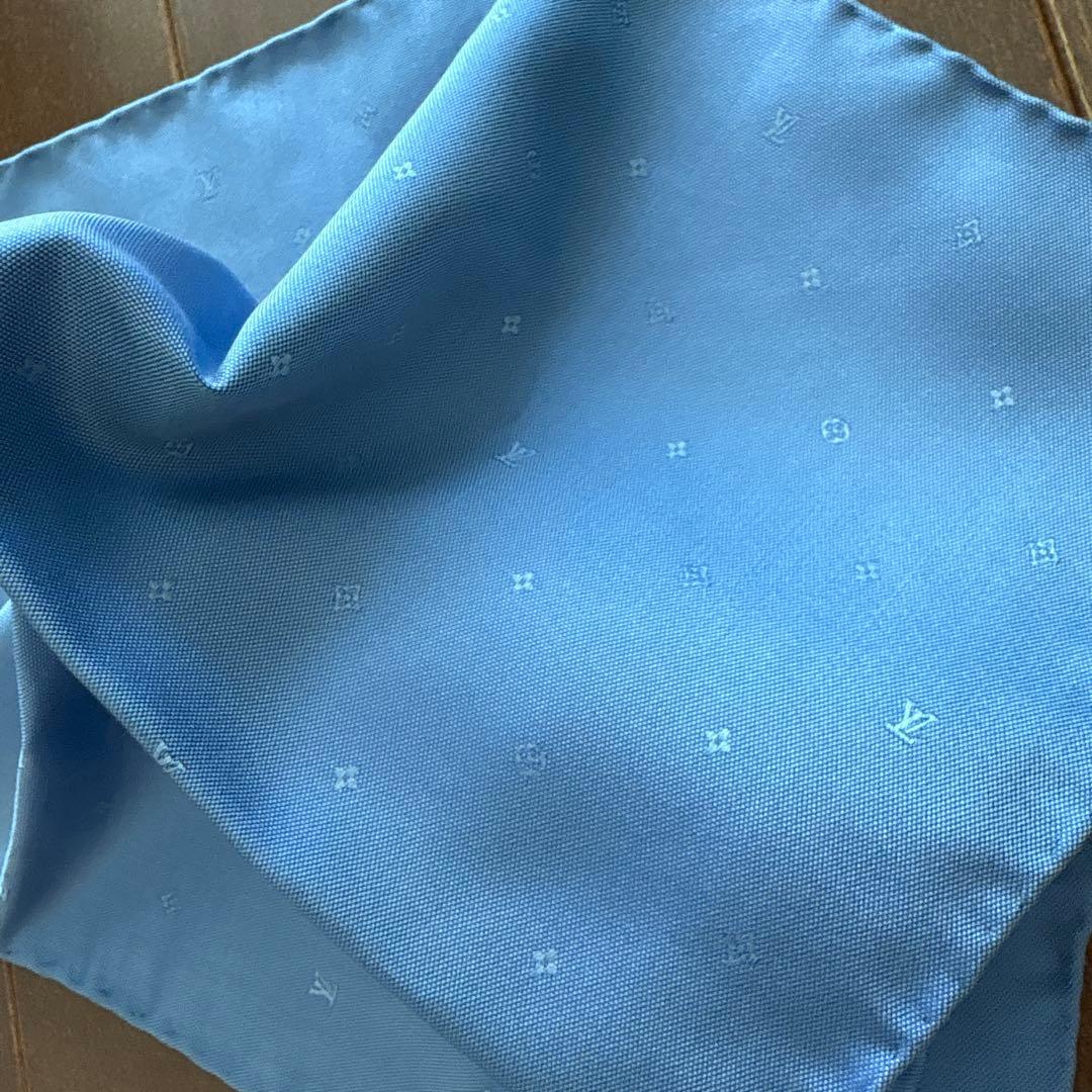 LOUIS VUITTONシルク　ポケットチーフ　ルイヴィトン　透かし　ハンカチ